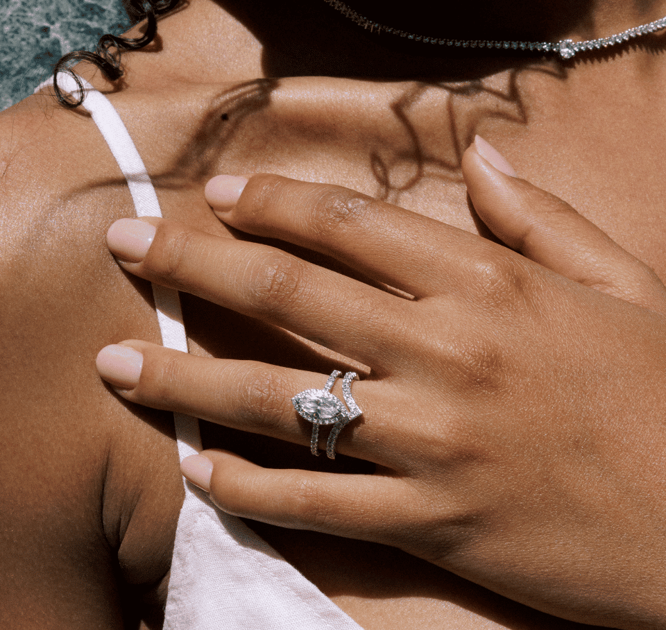 Montures de bagues de fiançailles : solitaire, halo, pavé et plus encore